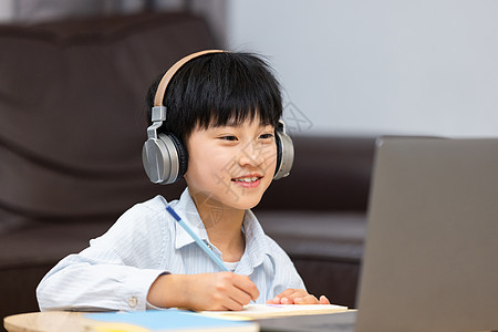 小学生写字在家上网课学习的小男孩背景