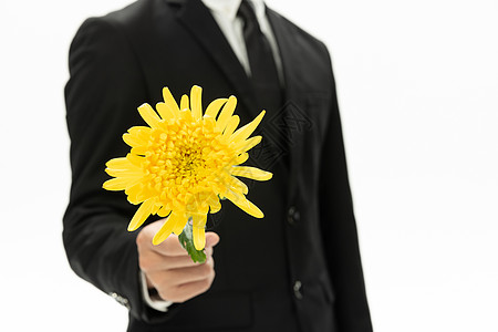 商务男性拿着黄色菊花特写高清图片