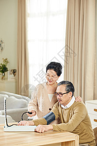 中老年女士给高血压丈夫测量血压高清图片