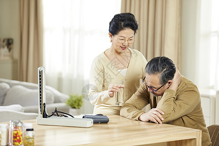 中老年女士辅助丈夫吃药图片