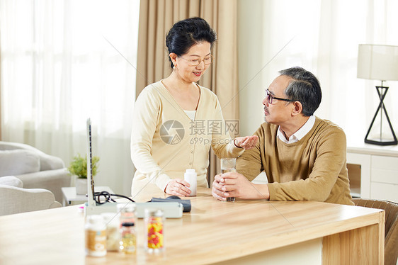 中老年女士辅助丈夫吃药图片