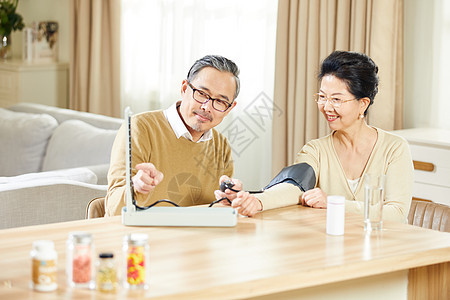 中老年夫妇居家测量血压图片