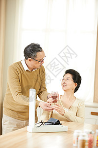 中老年男士辅助妻子吃药图片