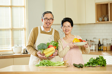 中老年夫妇厨房备菜图片