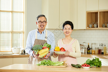 中老年夫妇手捧新鲜蔬菜图片