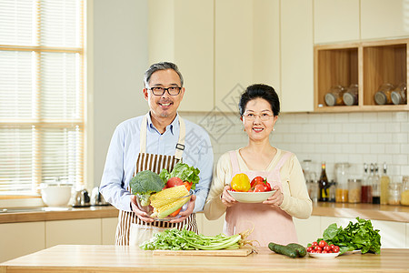 中老年夫妇手捧新鲜蔬菜图片