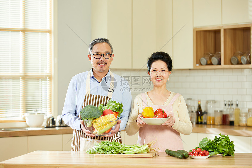 中老年夫妇手捧新鲜蔬菜图片