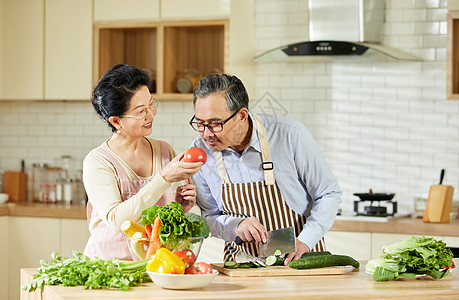 中老年夫妇厨房备菜甜蜜互动图片