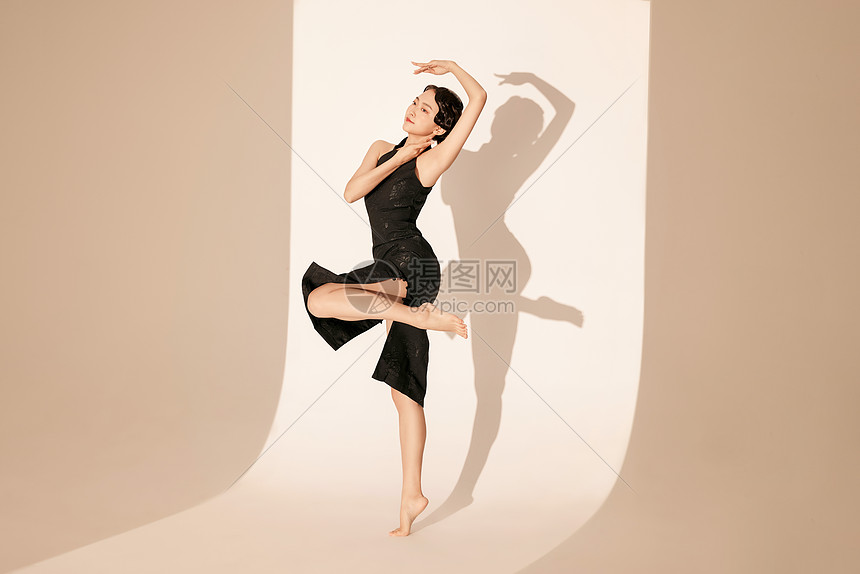 古典东方旗袍美女舞者图片
