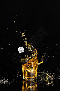 冰块落入酒杯溅起水花素材背景图片