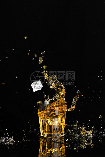 冰块落入酒杯溅起水花素材图片