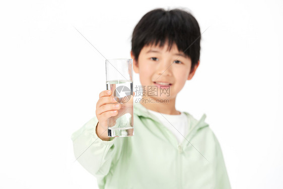 小男孩举着一杯饮用水图片