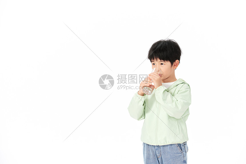 喝水的小男孩图片
