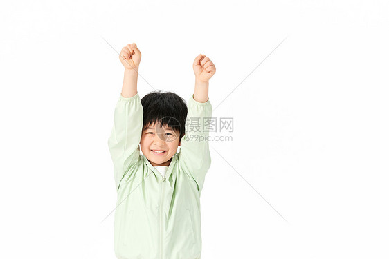 小男孩开心的把双手举到头顶图片
