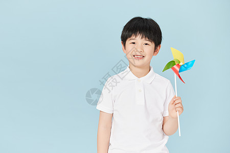 地球亚洲拿着玩具风车的小男孩背景