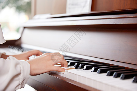 音乐培训弹钢琴的人手部特写背景