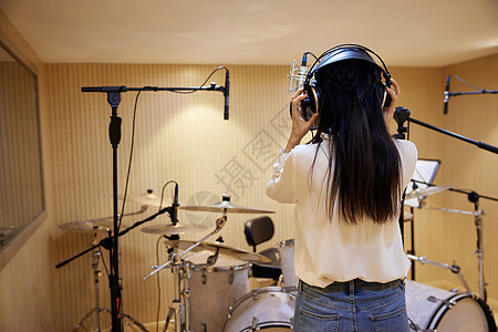 录音棚内唱歌的女性背影图片