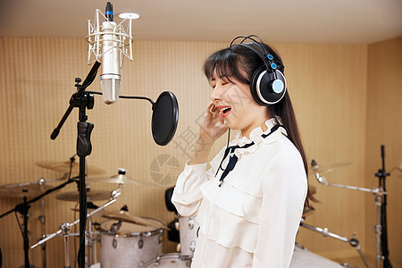 录音棚内唱歌的女性唱高音高清图片下载 正版图片 摄图网 录音棚内唱歌的女性唱高音高清图片下载 正版图片 摄图网