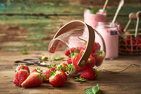 木桌上的草莓奶昔图片