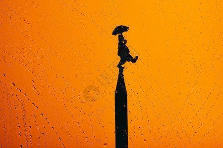 愚人节小丑节日背景-雨中撑伞的小丑高清图片