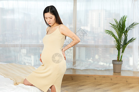 居家穿着孕妇装的孕妈背景图片