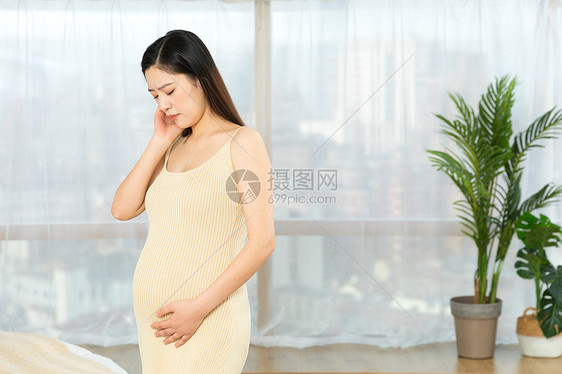 居家表情苦恼的孕妇图片
