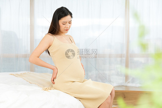 居家穿着孕妇装的孕妈不开心图片