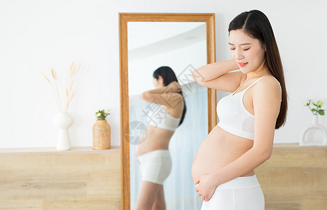 孕妇对着镜子展示自己的身材图片