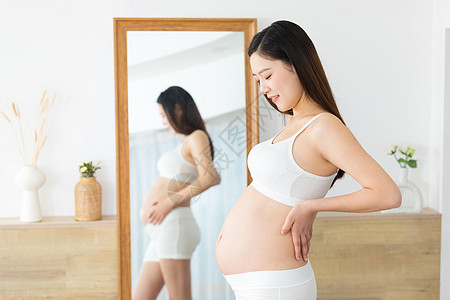 孕妇对着镜子展示自己的身材图片