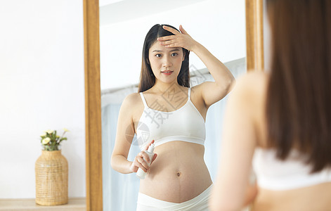 居家生活的孕妇在护肤图片