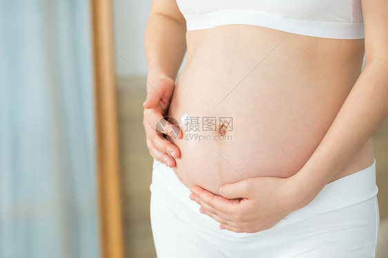 孕妇使用乳液护理皮肤图片