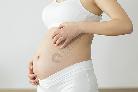 孕妇肚子不舒服特写图片