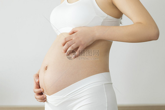 孕妇肚子不舒服特写图片