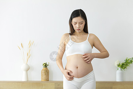 孕妇肚子不适过敏抓挠图片