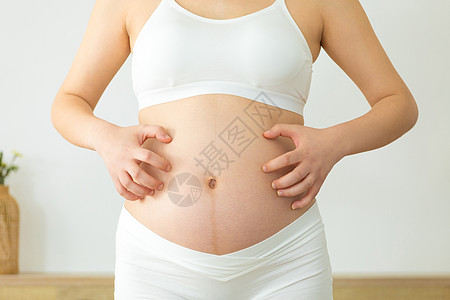 孕妇身体不适抓挠肚子图片