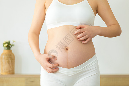 抓挠肚子的孕妇图片