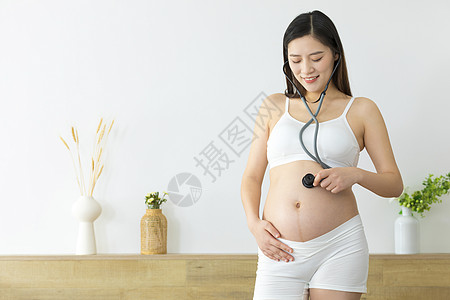 孕妇在家听孩子心跳高清图片