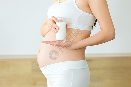居家生活的孕妇喝牛奶高清图片
