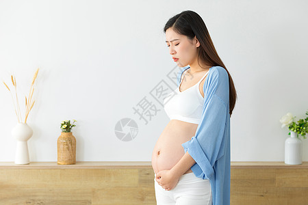 抱着肚子不开心的孕妇图片