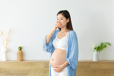 捂着嘴的孕妇反胃的人图片