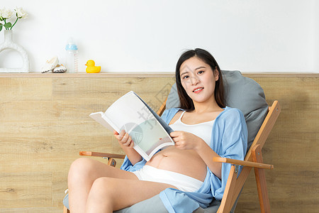 居家生活的孕妇在看书图片