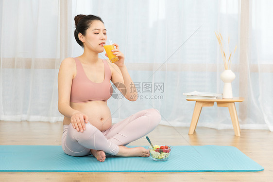 居家孕妇喝果汁图片
