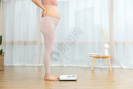 在家称体重的孕妇图片