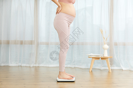 在家称体重的孕妇高清图片