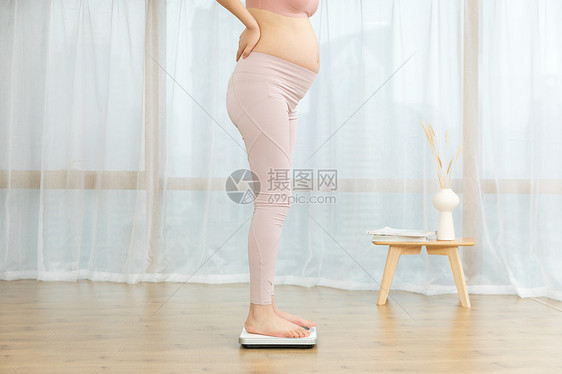 在家称体重的孕妇图片