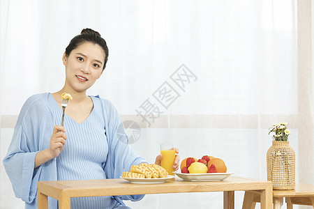 健康饮食的孕妇图片