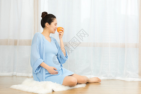孕妇居家吃水果图片