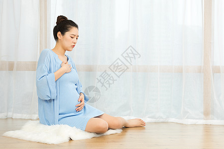 孕妇身体不适按着胸口不舒服的女性图片
