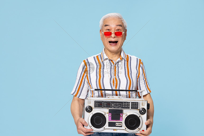 抱着复古收音机的老爷爷图片