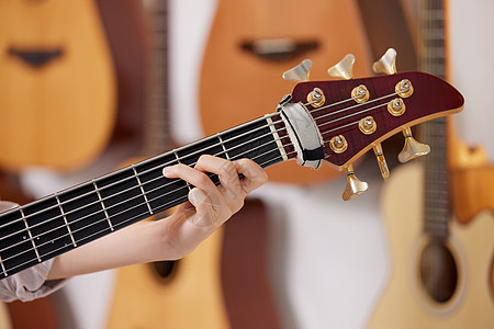【精】弹奏电吉他的女性形象图片